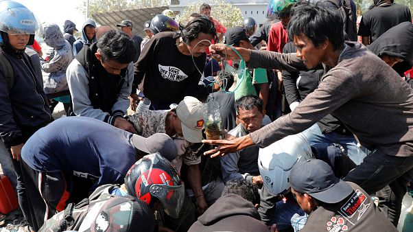 Un homme sorti vivant des décombres à Palu en Indonésie Un homme sorti vivant des décombres à Palu en Indonésie
