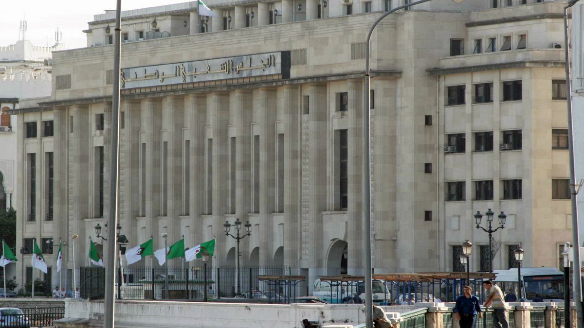 أزمة حادة تعصف بالبرلمان الجزائري وغموض بالمشهد السياسي العام