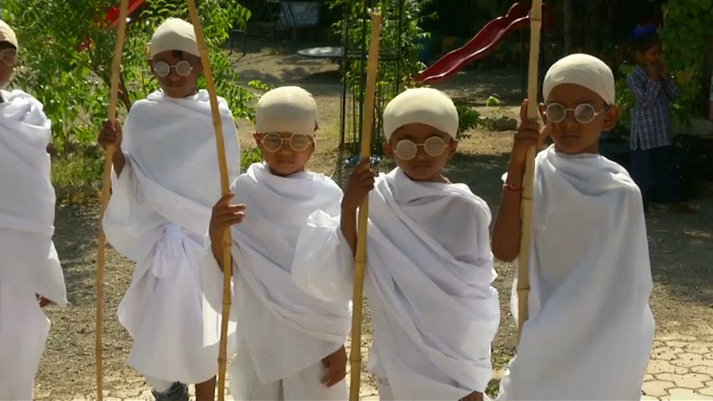 India students in Gandhi dress create Guinness record - BBC News