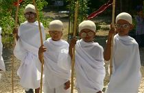 Los niños indios se visten de Gandhi para celebrar el 149º aniversario de su nacimiento