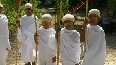 Verkleidete Schüler feiern Gandhi