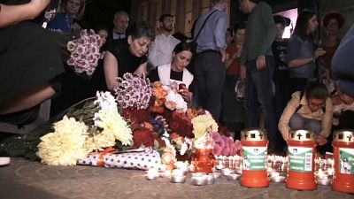شاهد: شموع وأزهار على نجمة أزنافور في ممشى المشاهير بهوليوود