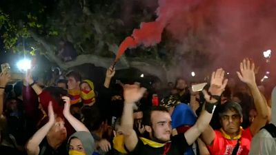 شاهد: 180 ألف متظاهر في كتالونيا والشرطة تفرقهم بالقوة