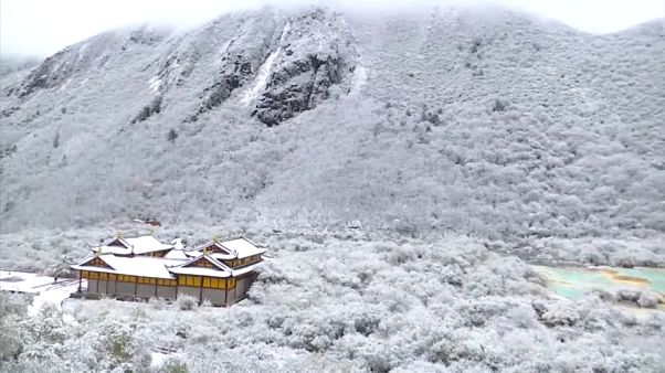 Cina: lo spettacolo della neve sulle piscine naturali di Huanglong Cina: lo spettacolo della neve sulle piscine naturali di Huanglong