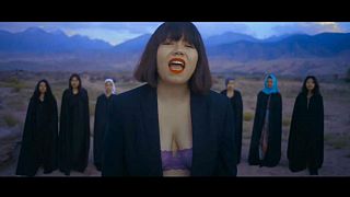 Cantante feminista kirguisa recibe amenazas de muerte por mostrar sujetador en un vídeo musical