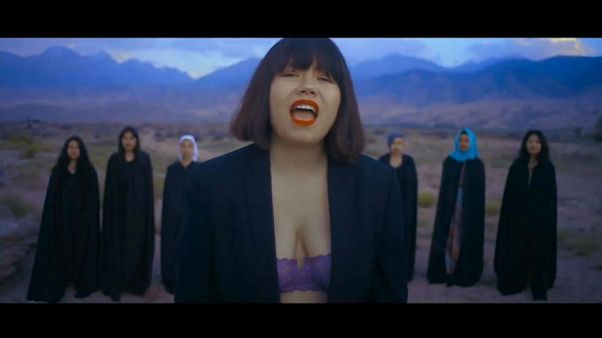 Cantante feminista kirguisa recibe amenazas de muerte por mostrar sujetador en un vídeo musical Cantante feminista kirguisa recibe amenazas de muerte por mostrar sujetador en un vídeo musical