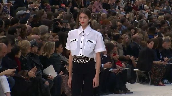 Lagerfeld prolonge l'été avec un défilé Chanel en bord de mer Lagerfeld prolonge l'été avec un défilé Chanel en bord de mer