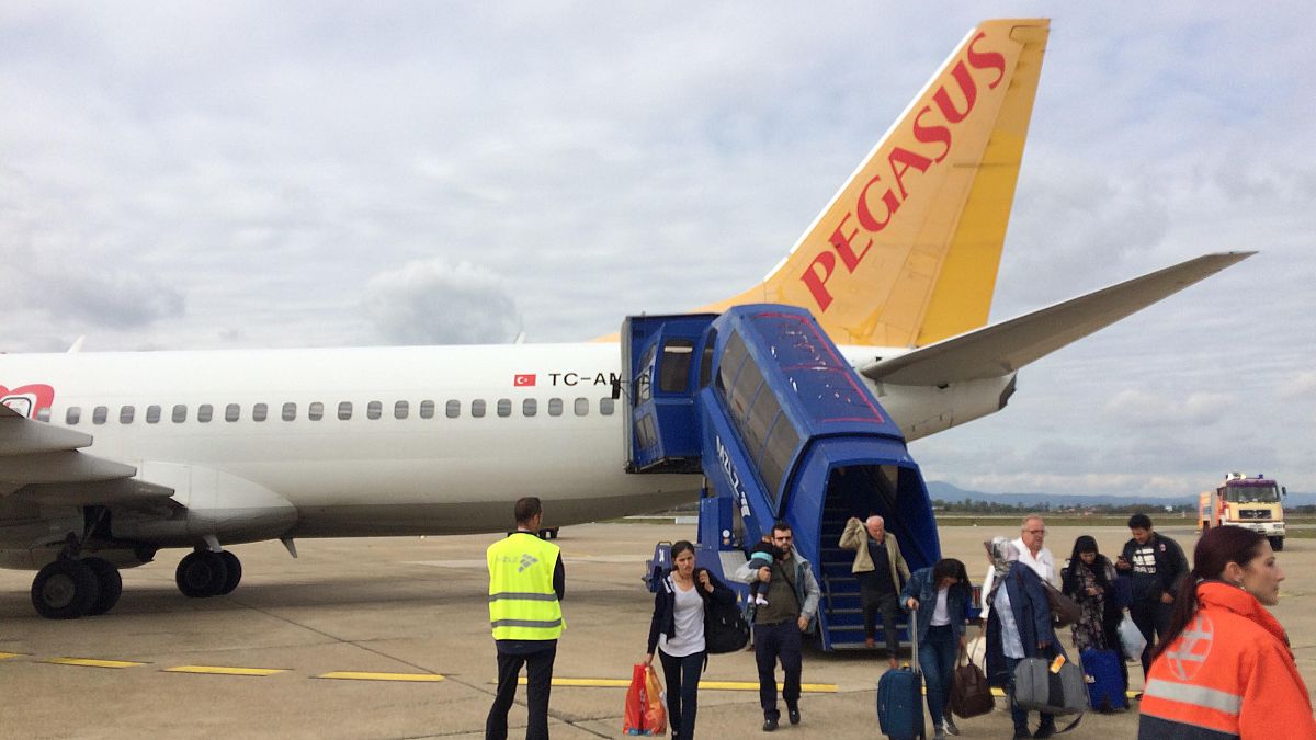 Zagrep Havaalanın'da tahliye edilen Pegasus PC 1135 uçağı yolcuları