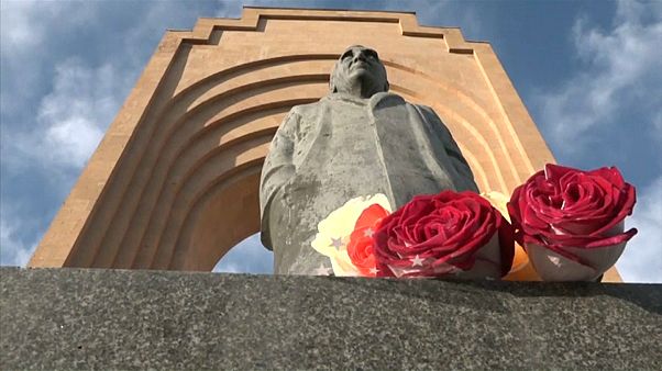 Los armenios se despiden de Aznavour como héroe nacional Los armenios se despiden de Aznavour como héroe nacional