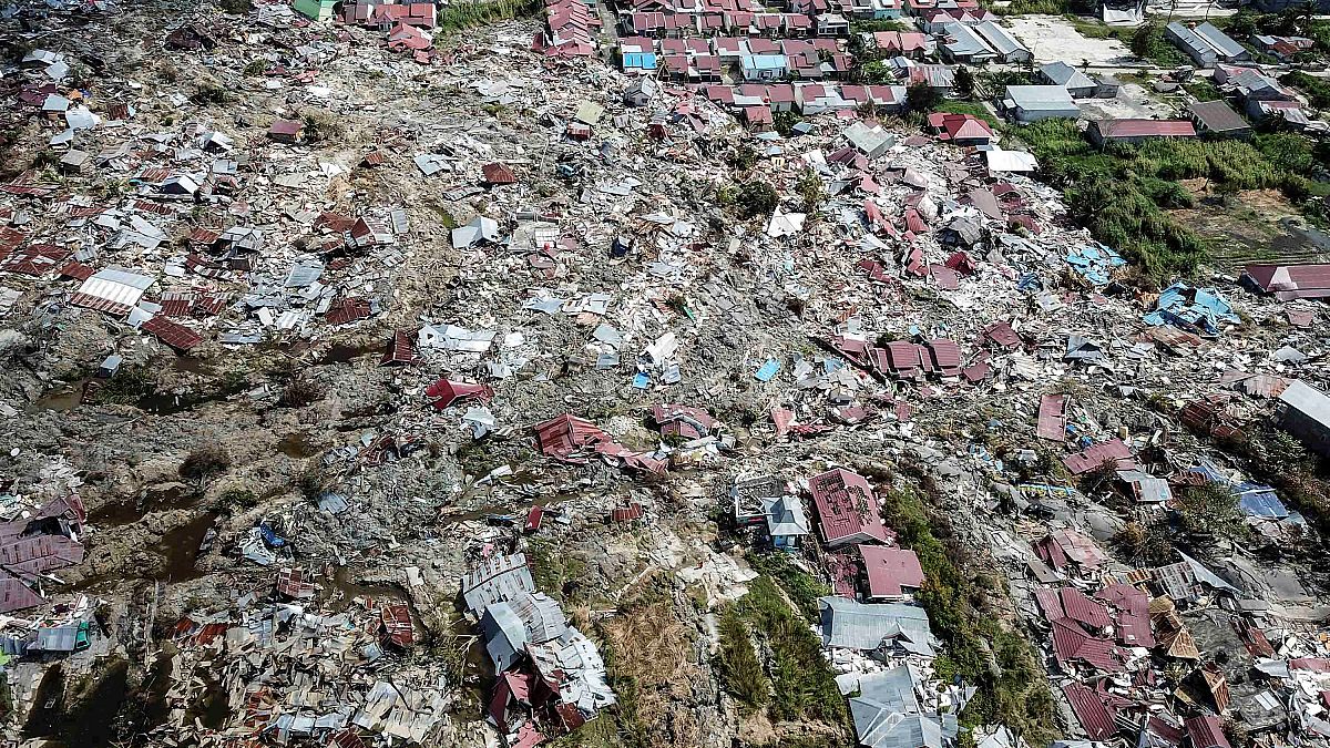 Endonezya: Depremin ardından yanardağ patladı