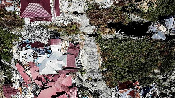 Ινδονησία: Ξεπέρασαν τους 1.400 οι νεκροί Ινδονησία: Ξεπέρασαν τους 1.400 οι νεκροί