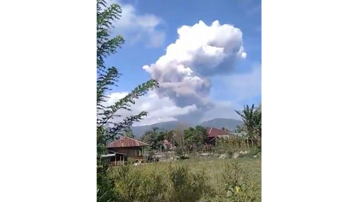 اندونزی؛ فعال شدن قله آتشفشانی در مناطق زلزله زده 