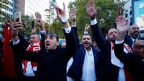 Avusturya zafer, bozkurt ve rabia işaretlerini yasaklamaya hazırlanıyor Avusturya zafer, bozkurt ve rabia işaretlerini yasaklamaya hazırlanıyor