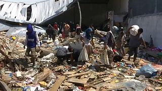 زلزال أندونيسيا: اليأس من وصول المساعدات يدفع السكان للبحث عن الأكل بين الركام