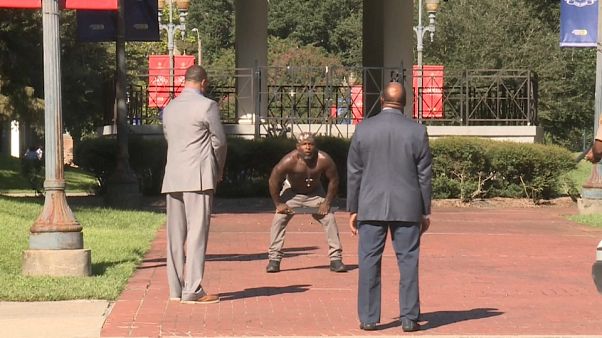 Un hombre con un enorme machete en el centro de Nueva Orleans Un hombre con un enorme machete en el centro de Nueva Orleans