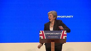 شاهد: رئيسة وزراء بريطانيا "ترقص" قبل إلقاء خطابها