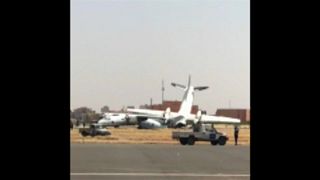 اصطدام بين طائرتين عسكريتين في مطار الخرطوم وإغلاق المطار لساعات
