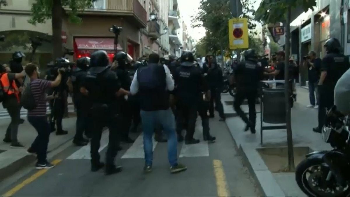 Los Mossos cargan contra ultras independentistas en Barcelona