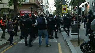 Los Mossos cargan contra ultras independentistas en Barcelona