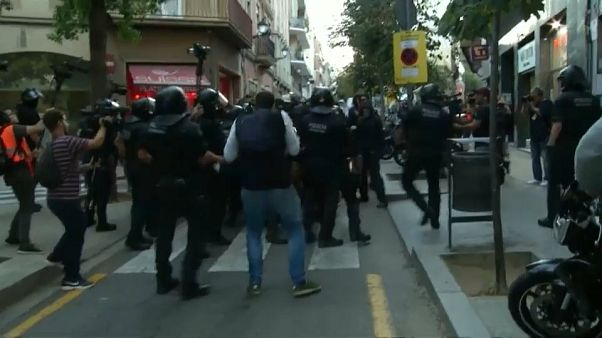 Los Mossos cargan contra ultras independentistas en Barcelona Los Mossos cargan contra ultras independentistas en Barcelona