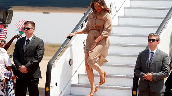 في غفلة من زوجها...ميلانيا تشاهد الـ CNN في أول رحلة خارجية من دون ترامب! في غفلة من زوجها...ميلانيا تشاهد الـ CNN في أول رحلة خارجية من دون ترامب!
