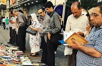 دستفرشی کتاب در خیابان انقلاب تهران