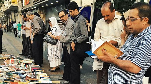 دستفرشی کتاب در خیابان انقلاب تهران دستفرشی کتاب در خیابان انقلاب تهران