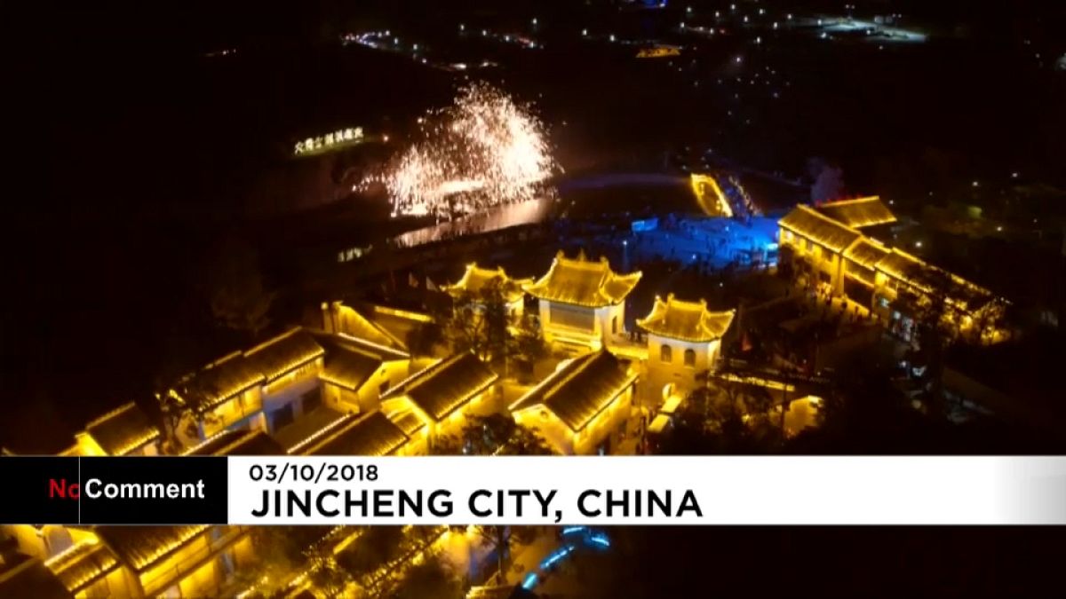 China celebra su día nacional con un espectáculo de chispas de hierro fundido
