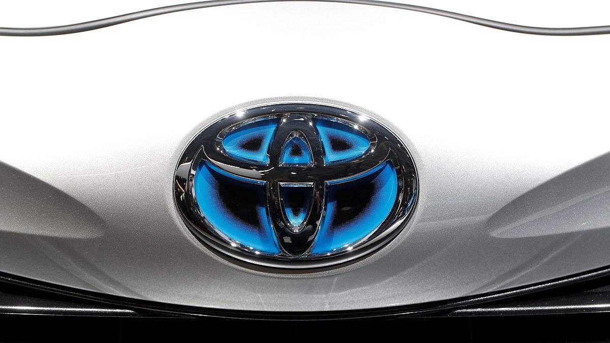 شركة تويوتا تعلن استدعاء 2.4 مليون سيارة هجينة على مستوى العالم