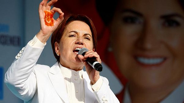 Akşener'in evinin önünde toplanan MHP Üsküdar İlçe Teşkilatı görevden alındı Akşener'in evinin önünde toplanan MHP Üsküdar İlçe Teşkilatı görevden alındı
