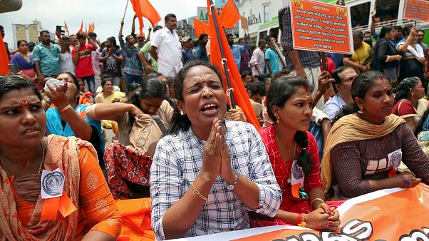 Tapınaklarında kadın istemeyen Hindular etten duvar örecek Tapınaklarında kadın istemeyen Hindular etten duvar örecek