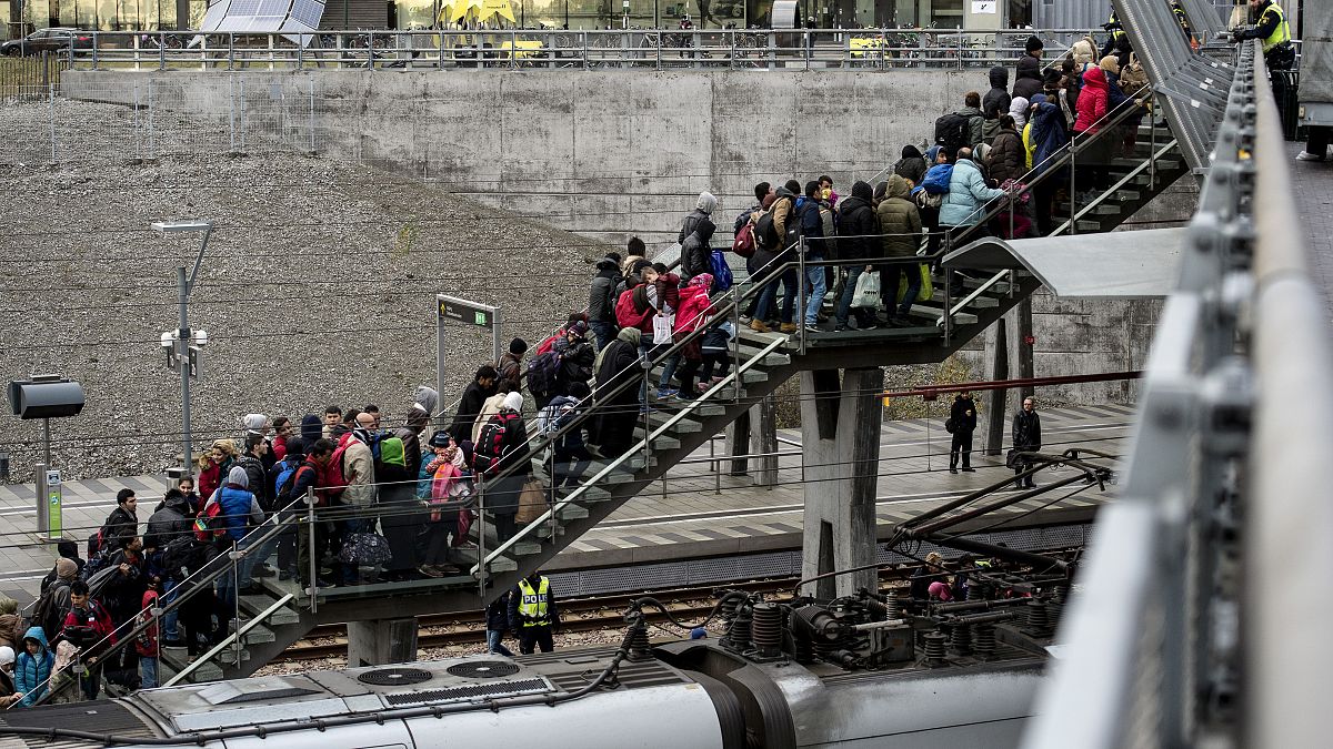 صفوف من اللاجئين قادمين من الدنمارك تصل إلى محطة قطارات مالمو في السويد 