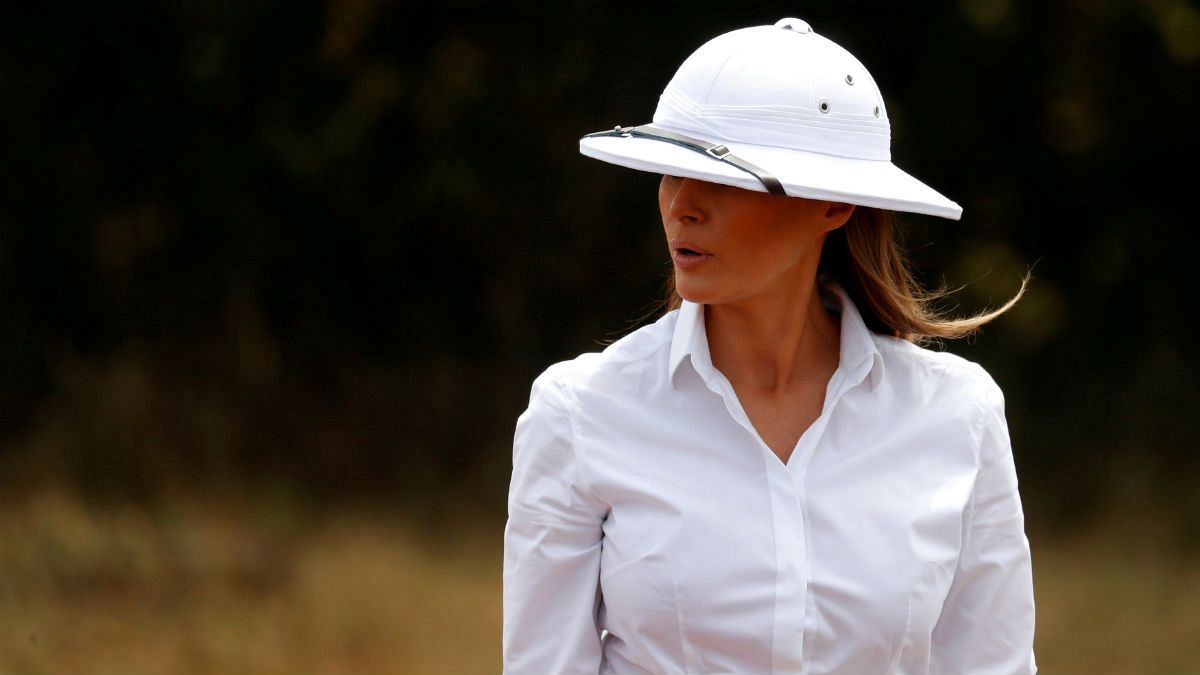 ميلانيا ترامب تتعرض للانتقادات بسبب قبعة بيضاء.. وفيل كاد أن يصدمها في كينيا