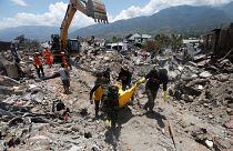 ارتفاع عدد ضحايا زلزال وتسونامي إندونيسيا إلى أكثر من 1649 قتيلا