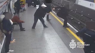 شروع بالقتل في مترو الأنفاق في لندن