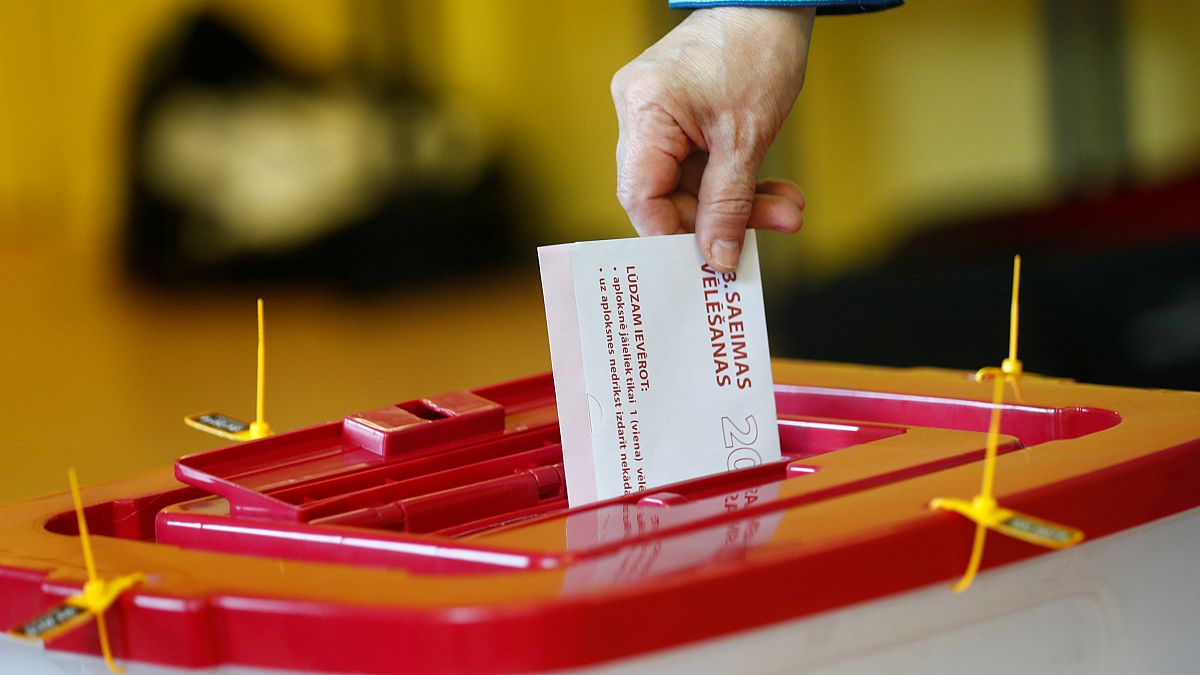 Pendientes de prorrusos y populistas en las elecciones en Letonia