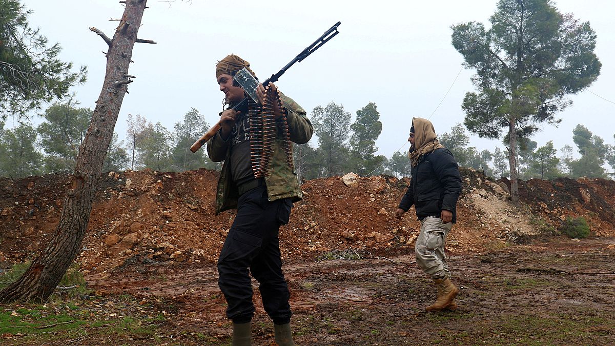 Suriyeli muhalifler İdlib'den ağır silahları çekmeye başladı