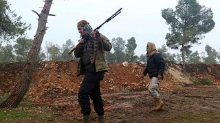 Suriyeli muhalifler İdlib'den ağır silahları çekmeye başladı