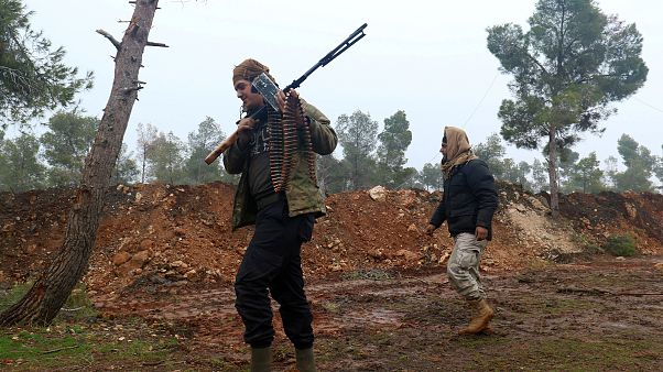 Suriyeli muhalifler İdlib'den ağır silahları çekmeye başladı Suriyeli muhalifler İdlib'den ağır silahları çekmeye başladı
