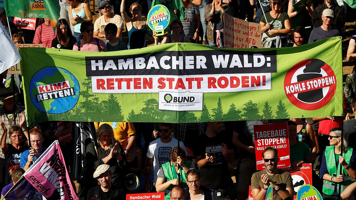 Freudenfeier und Protest bei größter Demo am Hambacher Forst: 10 Fotos und Tweets