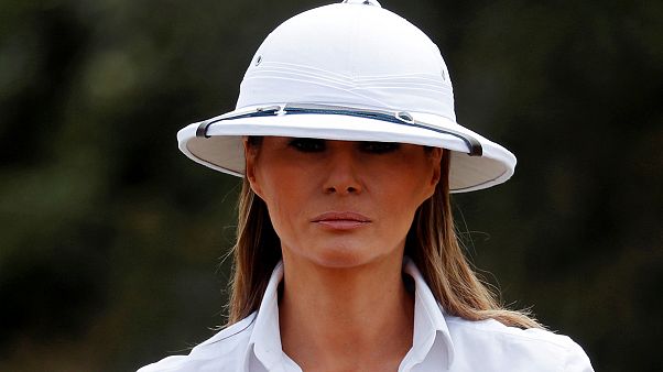 Melania Trump in Afrika: Kolonial-Look und Schlangenleder-Schuhe in der Kritik - 10 Fotos Melania Trump in Afrika: Kolonial-Look und Schlangenleder-Schuhe in der Kritik - 10 Fotos
