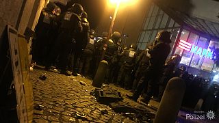 Flaschenwürfe und Pfefferspray in Apolda: Neonazis verletzen 8 Polizisten