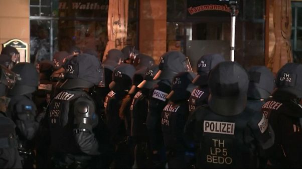 Germania: otto poliziotti contusi ad un concerto di estrema destra Germania: otto poliziotti contusi ad un concerto di estrema destra