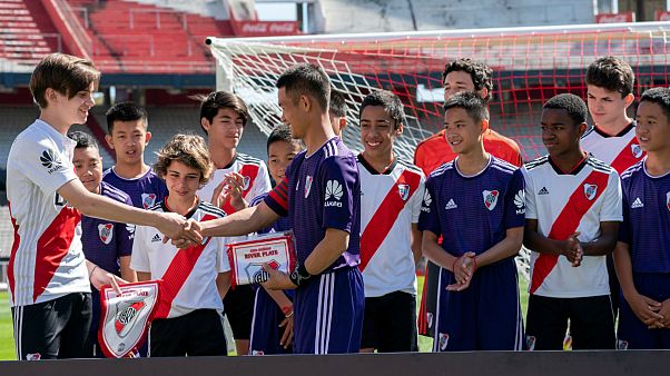Thailändische Höhlenjungs spielen in Argentinien Thailändische Höhlenjungs spielen in Argentinien