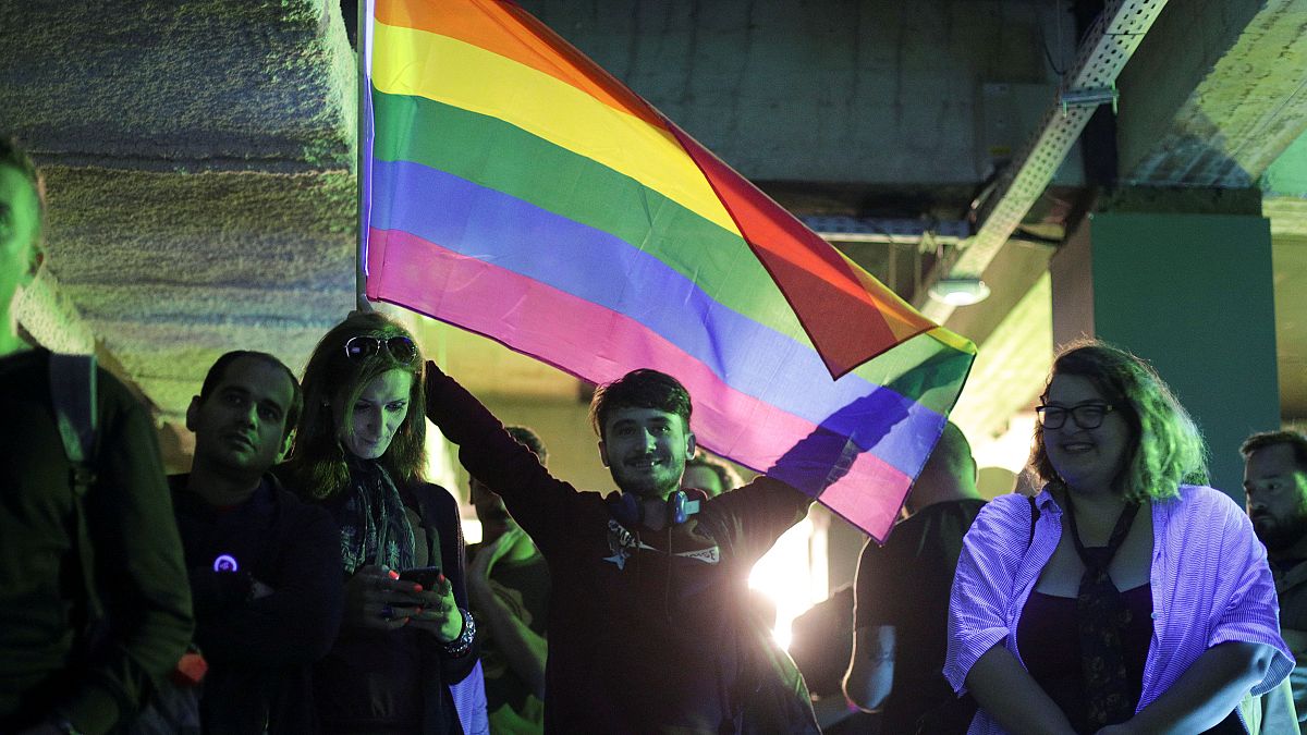 الناخبون يقاطعون استفتاءً لترسيخ حظر زواج المثليين في رومانيا