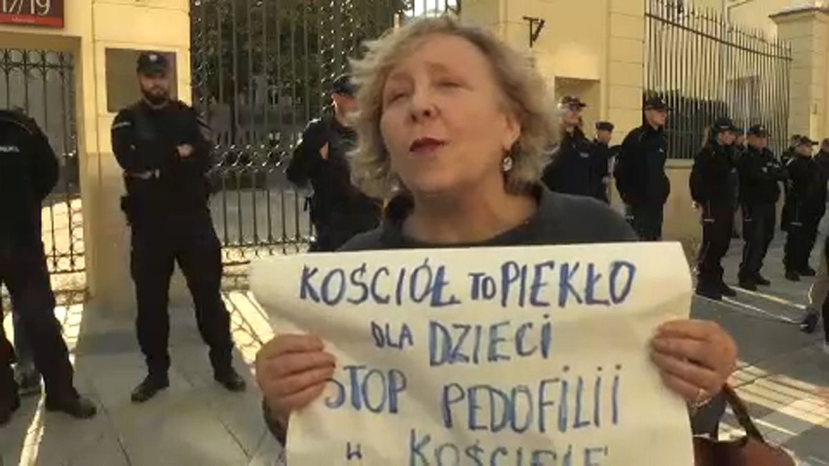 Διαδήλωση για τα σεξουαλικά εγκλήματα κατά παιδιών από Πολωνούς ιερείς