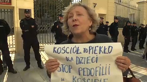 Διαδήλωση για τα σεξουαλικά εγκλήματα κατά παιδιών από Πολωνούς ιερείς Διαδήλωση για τα σεξουαλικά εγκλήματα κατά παιδιών από Πολωνούς ιερείς