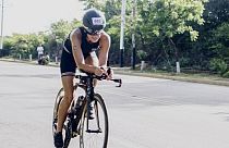 Radfahren nur mit Bodyguards: Zoe (22) trainiert für den härtesten Triathlon der Welt
