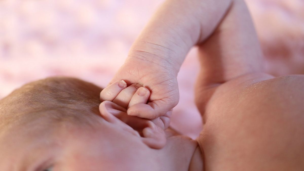 قلق في فرنسا بعد ولادة أطفال دون يد أو ذراع وأصابع الاتهام تُوجّه للمبيدات الحشرية
