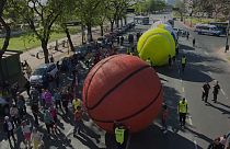 Bolas gigantes marcam abertura dos Jogos Olímpicos da Juventude